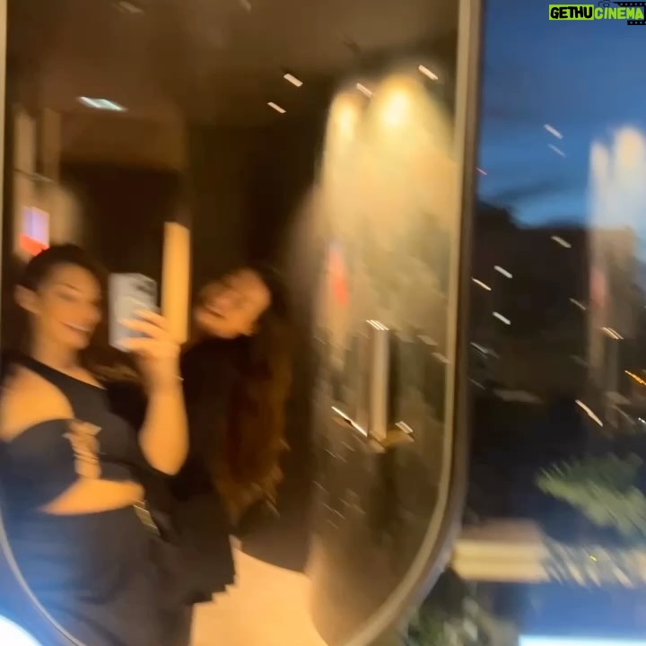 Émilie Nef Naf Instagram - « Une soirée exquise empreinte de rires complices, d’amitié sincère et de conversations pétillantes, où le champagne se mêle à nos éclats de joie, illuminant la nuit de notre complicité éternelle. » Émilie ✨🤍