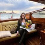 Émilie Nef Naf Instagram - Venezia, la città dell’amore eterna, dove i canali sussurrano segreti antichi al vento. Le gondole danzano sulle acque come amanti innamorati, mentre i palazzi raccontano storie di epoche dorate. Tra vicoli misteriosi e piazze affollate, ogni angolo respira poesia e mistero. In questa città sospesa nel tempo, il romanticismo abbraccia l’anima e il cuore si perde nei labirinti di una bellezza senza tempo. 🇮🇹❤️