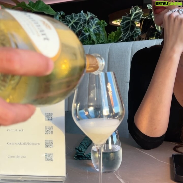 Émilie Nef Naf Instagram - « Une soirée exquise empreinte de rires complices, d’amitié sincère et de conversations pétillantes, où le champagne se mêle à nos éclats de joie, illuminant la nuit de notre complicité éternelle. » Émilie ✨🤍
