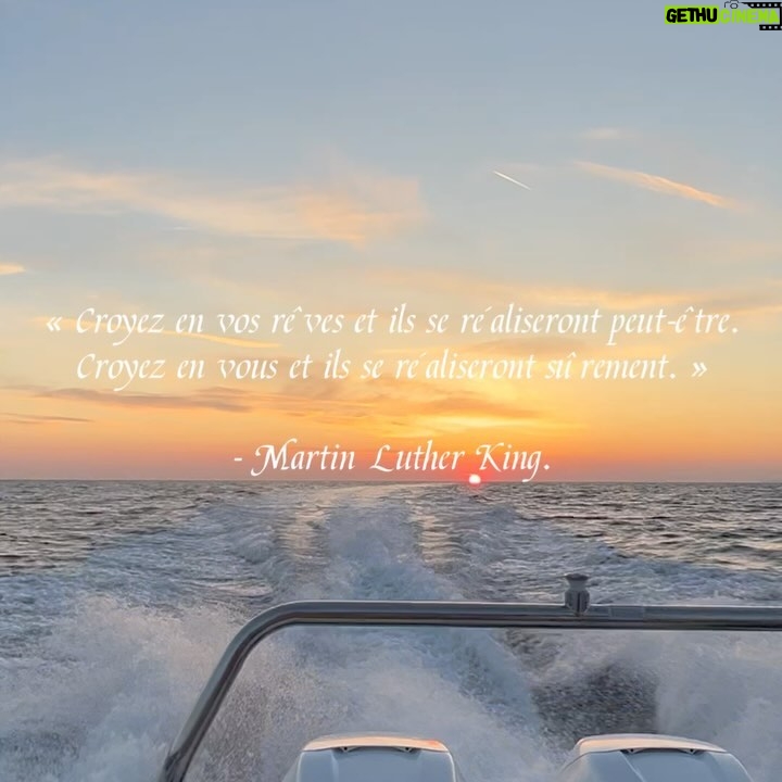 Émilie Nef Naf Instagram - « Une soirée exquise empreinte de rires complices, d’amitié sincère et de conversations pétillantes, où le champagne se mêle à nos éclats de joie, illuminant la nuit de notre complicité éternelle. » Émilie ✨🤍