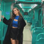 Émilie Nef Naf Instagram - Appréciez chaque instant de la vie comme s’il était le dernier, valorisez et chérissez vos relations, évitez les tracas inutiles, car le bonheur se vit pleinement dans l’instant présent. Ce que nous vivons aujourd’hui pourrait ne pas être là demain, donc vivez et aimez-vous bordel de merde ! 🌹🇮🇹🍕🍝❤️