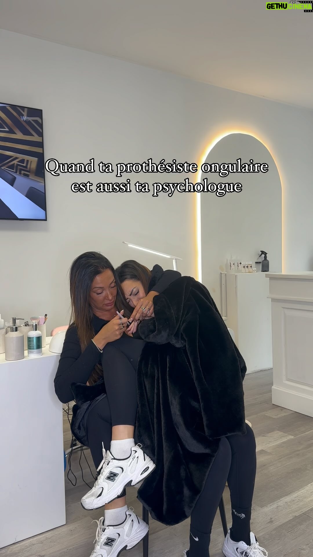 Émilie Nef Naf Instagram - Tag ta prothésiste ongulaire , si toi aussi tu aimes raconter ta vie à ta prothésiste 😂 ⬇️ Chez nous, une manucure ne soigne pas seulement les ongles, mais aussi l’âme... Bienvenue dans le salon où l’on écoute autant qu’on lime. #prothesisteongulaire #prothesisteongulaireadomicile #ongles #onglesgel #baraongles #nailsbar