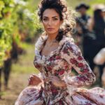 Émilie Nef Naf Instagram - « En maintes occasions, je m’interroge sur le fait que peut-être ma venue en ce monde s’est faite en une ère inopportune. Un temps où les artifices modernes tels que les réseaux n’avaient point existence, où l’amour se perpétuait éternellement. L’époque où les plumes des amants griffaient des missives enflammées, où les mélomanes s’enivraient de sonates classiques. Il est indubitable qu’une parcelle de mon être résonne pour cette ère de jadis, l’époque des élans passés. » ❤️ #bridgertonstyle #ia