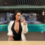 Émilie Nef Naf Instagram – Pool party 🩶