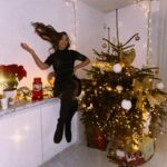 Émilie Nef Naf Instagram – Que les lumières et les étoiles qui illuminent et scintillent autour de nous rentrent dans nos cœurs pour éclairer notre vie. Paix et amour sont mes vœux pour cette fin d’année. Joyeuses fêtes ! 🎄🎁🫶🏼🌹🤍