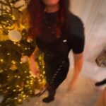 Émilie Nef Naf Instagram – Que les lumières et les étoiles qui illuminent et scintillent autour de nous rentrent dans nos cœurs pour éclairer notre vie. Paix et amour sont mes vœux pour cette fin d’année. Joyeuses fêtes ! 🎄🎁🫶🏼🌹🤍