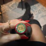 Émilie Nef Naf Instagram – Que les lumières et les étoiles qui illuminent et scintillent autour de nous rentrent dans nos cœurs pour éclairer notre vie. Paix et amour sont mes vœux pour cette fin d’année. Joyeuses fêtes ! 🎄🎁🫶🏼🌹🤍