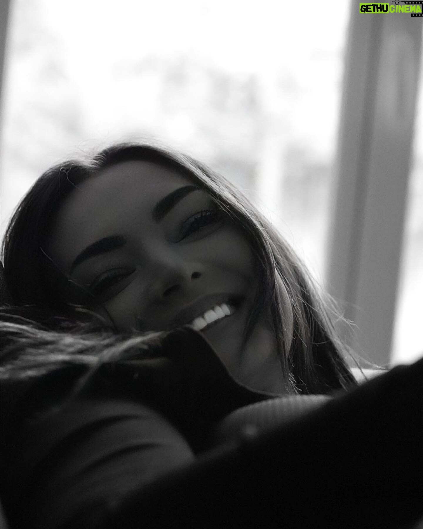 Émilie Nef Naf Instagram - « Un sourire est le plus court chemin entre deux personnes. » - Victor Hugo ❤️