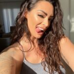 Émilie Nef Naf Instagram - #rayonnerdebonheur ☀️🤍 Et toi, qu’est-ce qui te rend heureux plutôt le soleil ou la pluie ? #SoleilOuPluie »