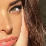 Émilie Nef Naf Instagram - #rayonnerdebonheur ☀️🤍 Et toi, qu’est-ce qui te rend heureux plutôt le soleil ou la pluie ? #SoleilOuPluie »