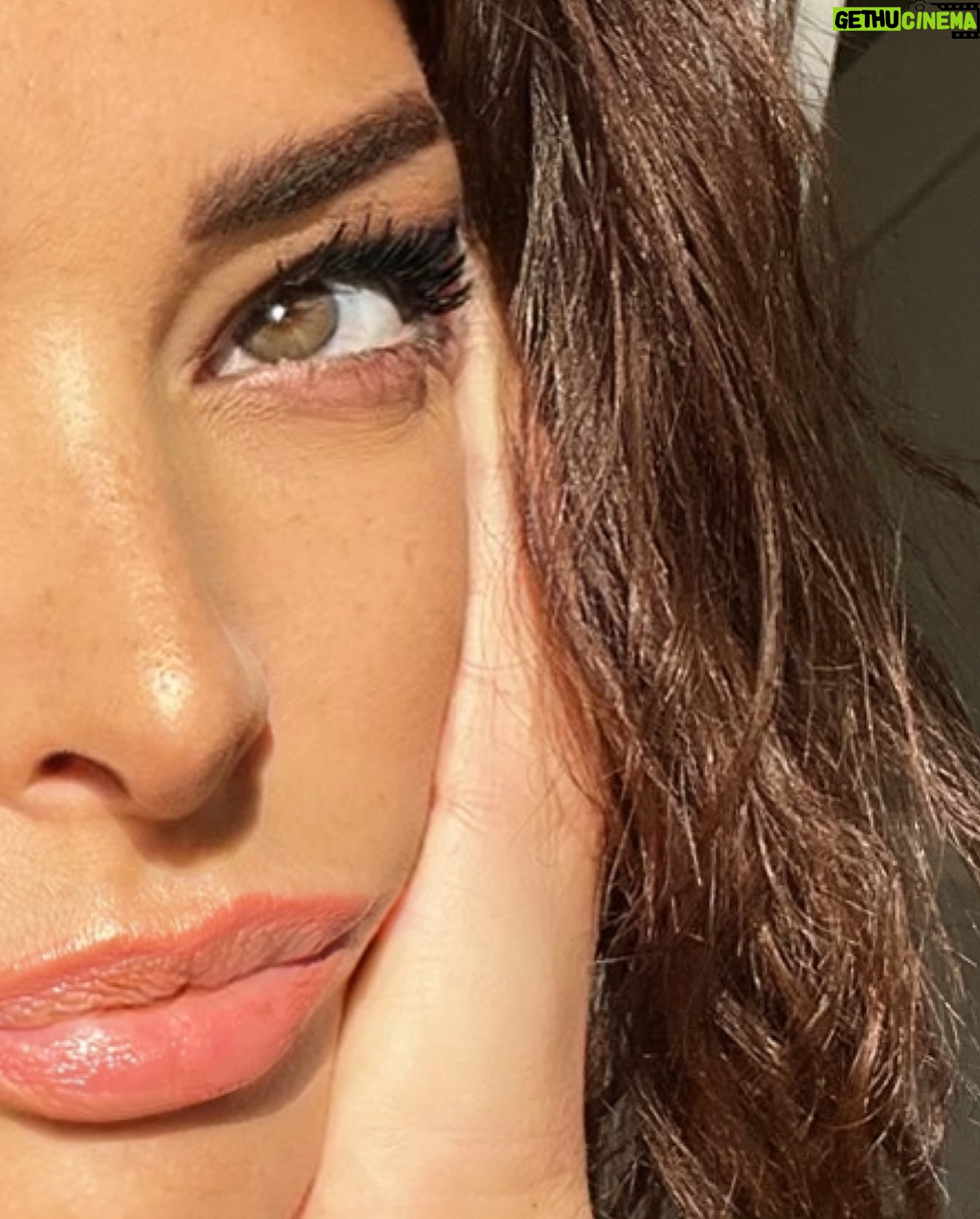 Émilie Nef Naf Instagram - #rayonnerdebonheur ☀️🤍 Et toi, qu’est-ce qui te rend heureux plutôt le soleil ou la pluie ? #SoleilOuPluie »