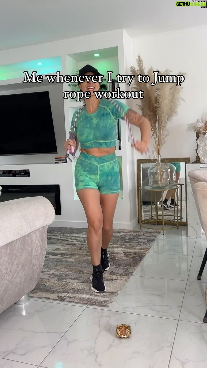 Émilie Nef Naf Instagram - C’est ironique, bien évidemment … 🤪Si tu veux suivre mon évolution à la corde à sauter, suis-moi sur @lesecretbyemilienefnaf 💋 #jumprope #jumpropeworkout