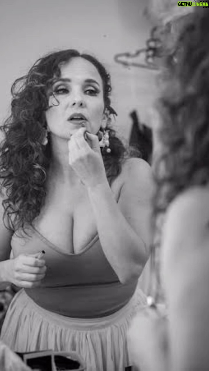 Érika Villalobos Instagram - No es la llamada de la selva, ni mucho menos la llamada de los bancos. Es la llamada del teatro la que siempre quiero recibir. ¡Feliz día, teatreros! #DíaMundialDelTeatro 🎭