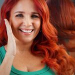 Érika Villalobos Instagram - Así fue la transformación de Érika a Ernestina en @besalonperu donde siempre las tratan como a reinas. Hoy empezamos la 2da semana de esta corta temporada de VELAS DE CUMPLEAÑOS y debo decir que es un placer y un reto interpretar a esta pelirroja tan especial, con tanto amor hacia su familia y tan valiente como para decidir empezar de nuevo. Quedan solo 12 funciones. ¡Los espero en el Teatro Ricardo Blume para que la conozcan y coman torta! 🎂 👉🏽 Entradas en mi bio