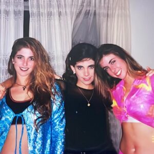 Érika Villalobos Instagram - A nuestros queridos fans y amigos,

Hace 25 años comenzamos un viaje increíble juntos, lleno de pasión y fuego, y hoy queremos agradecerles desde lo más profundo de nuestros corazones. La energía y el cariño que nos han brindado a lo largo de estos años han sido la chispa que ha permitido este sueño.

El concierto del 23 de noviembre es más que una celebración, es un cierre de ciclo, una página de nuestra historia que escribimos juntos. Lo hacemos por nosotros pero también por ustedes, por esa pasión compartida que nos une y nos impulsa a seguir adelante. Así que prepárense, porque esta noche será para recordar.

Estas fotos son el testimonio de una conexión que trasciende el tiempo. Gracias por estar con nosotros en este viaje. ¡Nos vemos en el concierto  del 23 de noviembre en el Anfiteatro del Parque de la Exposición para celebrar! 🎉🎶💃🕺 #TBO25Años #ModoTorbellino❤️🔥 
@danielasarfati @gabocalvom @marcozunino_of @fcayo @barbaracayo @funkybroster @villaloboserika