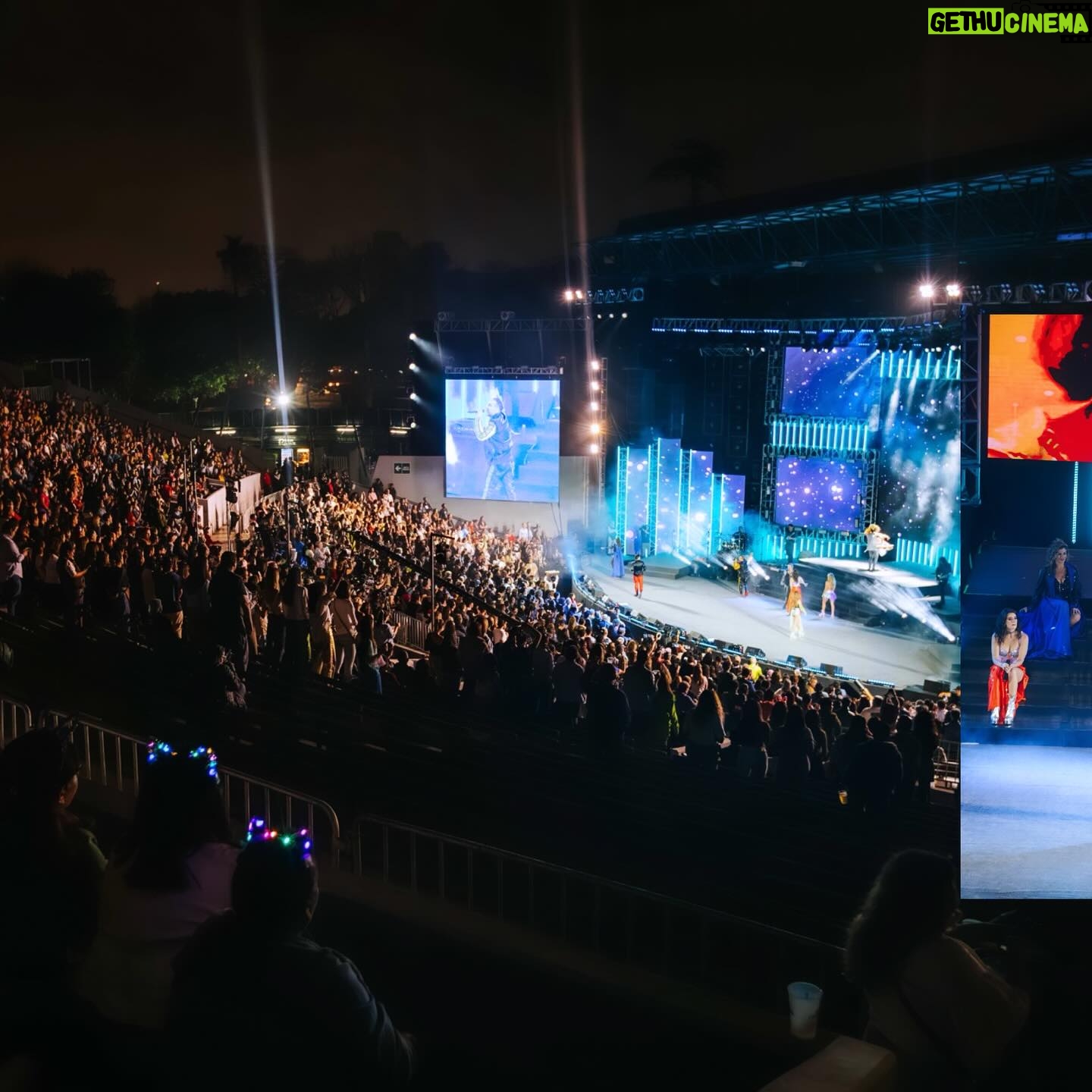 Érika Villalobos Instagram - Una noche azul y perfecta. Gracias a todos los que estuvieron ahí, por esas sonrisas, esos cantos, esos gritos, por el amor que sentimos. Gracias a los que no pudieron estar, pero encendieron sus televisores allá por 1997, compraron sus cds, cassettes y lograron que empezara la magia. Los llevaremos con nosotros a donde quiera que vayamos.