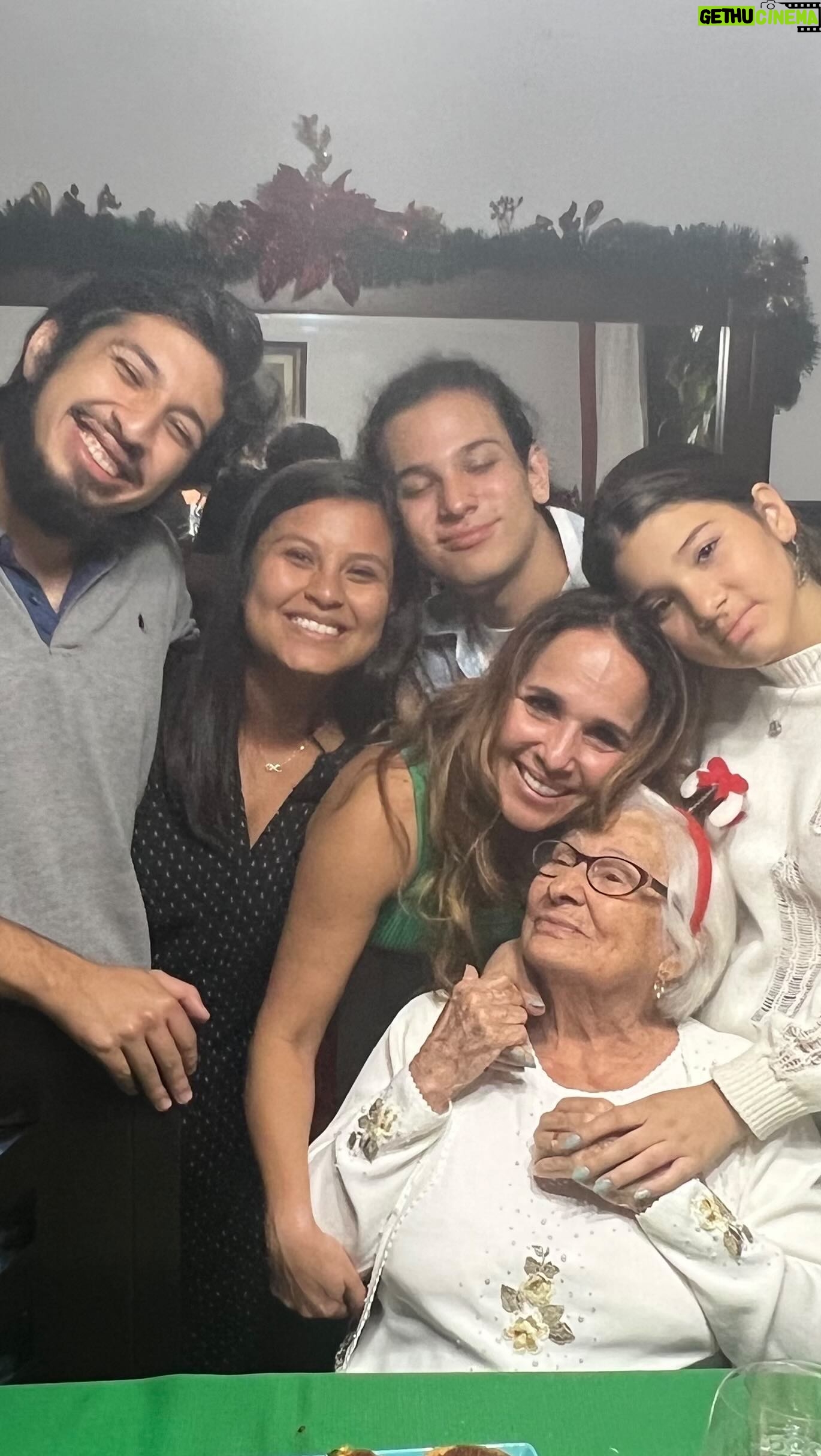 Érika Villalobos Instagram - En bajada de reyes hago subida de reina ( o sea yo ). Subo este reel con mis momentos más significativos del 2023 para despedirme de un gran año lleno de trabajo, amor y salud. Y al final una sorpresita para que vean cómo inició mi 2024 😝. ¡Será un año de retos!
