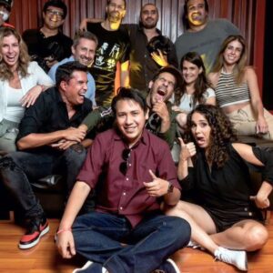 Érika Villalobos Instagram - A nuestros queridos fans y amigos,

Hace 25 años comenzamos un viaje increíble juntos, lleno de pasión y fuego, y hoy queremos agradecerles desde lo más profundo de nuestros corazones. La energía y el cariño que nos han brindado a lo largo de estos años han sido la chispa que ha permitido este sueño.

El concierto del 23 de noviembre es más que una celebración, es un cierre de ciclo, una página de nuestra historia que escribimos juntos. Lo hacemos por nosotros pero también por ustedes, por esa pasión compartida que nos une y nos impulsa a seguir adelante. Así que prepárense, porque esta noche será para recordar.

Estas fotos son el testimonio de una conexión que trasciende el tiempo. Gracias por estar con nosotros en este viaje. ¡Nos vemos en el concierto  del 23 de noviembre en el Anfiteatro del Parque de la Exposición para celebrar! 🎉🎶💃🕺 #TBO25Años #ModoTorbellino❤️🔥 
@danielasarfati @gabocalvom @marcozunino_of @fcayo @barbaracayo @funkybroster @villaloboserika