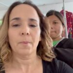Érika Villalobos Instagram - Adiós Lara Ferradas… Primero que nada quisiera dar gracias al público que nos acompañó durante todos estos meses con todo el entusiasmo e hizo de Perdóname uno de los programas más vistos de nuestra Tv. También quiero agradecer a mis compañeros actores y a todo equipo de @delbarriopro por los increíbles días que pasé. Gracias por esas sonrisas, por los gestos tan bonitos que han tenido conmigo día tras día, por los regalitos y por la buena onda que se respira en las grabaciones ( miren los videos, sobretodo el último ). He aprendido mucho de cada uno de ustedes y me voy siendo una mejor persona. Pero lo más valioso en esta etapa es haber trabajado con mis hijitos 💚Mikael y Fernanda💚 en su primera experiencia en televisión y haber descubierto cuánto talento tienen y cuánto son capaces de dar. Amores míos: sigan siempre para adelante; el cielo es el límite. 💫 Los amo tanto tanto…