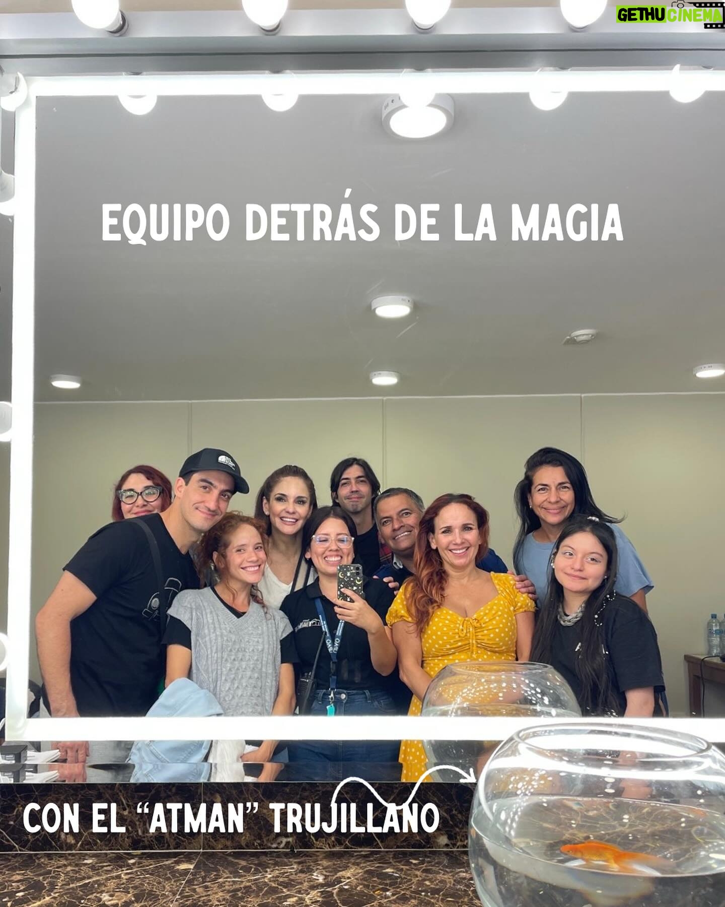Érika Villalobos Instagram - ¡Gracias Trujillo! Algunas reflexiones por aquí 💚: 1.- Las zapatillas nuevas de Ernestina son muy cómodas como pueden ver en la foto 3. 2.- Lo mejor: escuchar las risas, exclamaciones y llantos del público trujillano. 3.- Hay mucha gente que aún no entiende la importancia que tiene el apagar el celular durante una función de teatro. 4.- Extrañé no visitar la Huaca de la Luna. 5.- Mi cultura pre-inca favorita sigue siendo la Mochica. 6.- Aún no asimilo el fin de Velas de Cumpleaños. (Será el fin?) 7.- Quiero volver a pisar el escenario del teatro Víctor Raúl Lozano Ibánez. 8.- Se me antoja un cabrito a la norteña. 9.- Necesito un buen corte de pelo. ¿Lo haré pronto? 10.- Extraño a mis hijos.