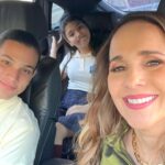 Érika Villalobos Instagram - Adiós Lara Ferradas… Primero que nada quisiera dar gracias al público que nos acompañó durante todos estos meses con todo el entusiasmo e hizo de Perdóname uno de los programas más vistos de nuestra Tv. También quiero agradecer a mis compañeros actores y a todo equipo de @delbarriopro por los increíbles días que pasé. Gracias por esas sonrisas, por los gestos tan bonitos que han tenido conmigo día tras día, por los regalitos y por la buena onda que se respira en las grabaciones ( miren los videos, sobretodo el último ). He aprendido mucho de cada uno de ustedes y me voy siendo una mejor persona. Pero lo más valioso en esta etapa es haber trabajado con mis hijitos 💚Mikael y Fernanda💚 en su primera experiencia en televisión y haber descubierto cuánto talento tienen y cuánto son capaces de dar. Amores míos: sigan siempre para adelante; el cielo es el límite. 💫 Los amo tanto tanto…
