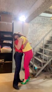 Érika Villalobos Instagram - ¡Un abrazo de hermanas! Que hermoso abrazo hermana! Gracias por todo! Gracias por esta hermosa oportunidad. Gracias por ser una gran compañera, ser humano, amiga, hermana! Gracias por compartir tu talento conmigo! Te quiero tanto @villaloboserika ❤️❤️❤️ #hermanaquemeregalolavida #hermanaelegida #amigas #actrices