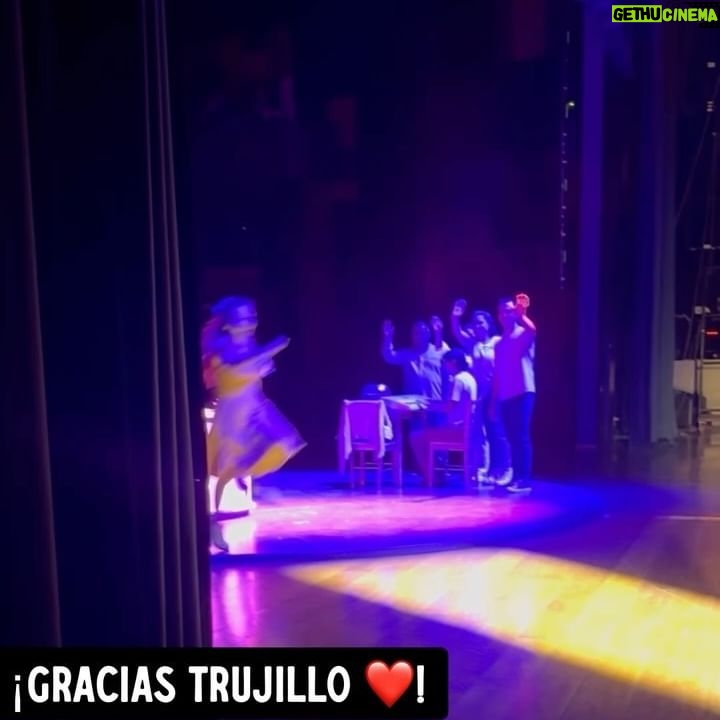 Érika Villalobos Instagram - ¡Gracias Trujillo! Algunas reflexiones por aquí 💚: 1.- Las zapatillas nuevas de Ernestina son muy cómodas como pueden ver en la foto 3. 2.- Lo mejor: escuchar las risas, exclamaciones y llantos del público trujillano. 3.- Hay mucha gente que aún no entiende la importancia que tiene el apagar el celular durante una función de teatro. 4.- Extrañé no visitar la Huaca de la Luna. 5.- Mi cultura pre-inca favorita sigue siendo la Mochica. 6.- Aún no asimilo el fin de Velas de Cumpleaños. (Será el fin?) 7.- Quiero volver a pisar el escenario del teatro Víctor Raúl Lozano Ibánez. 8.- Se me antoja un cabrito a la norteña. 9.- Necesito un buen corte de pelo. ¿Lo haré pronto? 10.- Extraño a mis hijos.