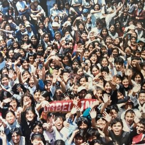 Érika Villalobos Instagram - A nuestros queridos fans y amigos,

Hace 25 años comenzamos un viaje increíble juntos, lleno de pasión y fuego, y hoy queremos agradecerles desde lo más profundo de nuestros corazones. La energía y el cariño que nos han brindado a lo largo de estos años han sido la chispa que ha permitido este sueño.

El concierto del 23 de noviembre es más que una celebración, es un cierre de ciclo, una página de nuestra historia que escribimos juntos. Lo hacemos por nosotros pero también por ustedes, por esa pasión compartida que nos une y nos impulsa a seguir adelante. Así que prepárense, porque esta noche será para recordar.

Estas fotos son el testimonio de una conexión que trasciende el tiempo. Gracias por estar con nosotros en este viaje. ¡Nos vemos en el concierto  del 23 de noviembre en el Anfiteatro del Parque de la Exposición para celebrar! 🎉🎶💃🕺 #TBO25Años #ModoTorbellino❤️🔥 
@danielasarfati @gabocalvom @marcozunino_of @fcayo @barbaracayo @funkybroster @villaloboserika