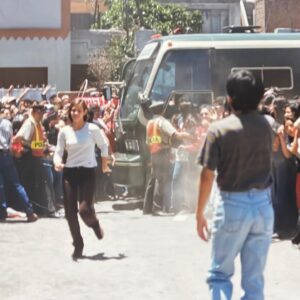 Érika Villalobos Instagram - A nuestros queridos fans y amigos,

Hace 25 años comenzamos un viaje increíble juntos, lleno de pasión y fuego, y hoy queremos agradecerles desde lo más profundo de nuestros corazones. La energía y el cariño que nos han brindado a lo largo de estos años han sido la chispa que ha permitido este sueño.

El concierto del 23 de noviembre es más que una celebración, es un cierre de ciclo, una página de nuestra historia que escribimos juntos. Lo hacemos por nosotros pero también por ustedes, por esa pasión compartida que nos une y nos impulsa a seguir adelante. Así que prepárense, porque esta noche será para recordar.

Estas fotos son el testimonio de una conexión que trasciende el tiempo. Gracias por estar con nosotros en este viaje. ¡Nos vemos en el concierto  del 23 de noviembre en el Anfiteatro del Parque de la Exposición para celebrar! 🎉🎶💃🕺 #TBO25Años #ModoTorbellino❤️🔥 
@danielasarfati @gabocalvom @marcozunino_of @fcayo @barbaracayo @funkybroster @villaloboserika