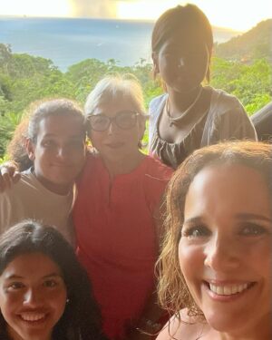Érika Villalobos Instagram - Nada como estar y -mejor aún- viajar con la familia y amigos. Lugares nuevos, aventuras y montones de amor. ✨ 
#CostaRicaVibes #PuraVida #CostaRica #Viajar #Viajes #Selva #Playa