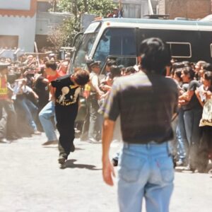 Érika Villalobos Instagram - A nuestros queridos fans y amigos,

Hace 25 años comenzamos un viaje increíble juntos, lleno de pasión y fuego, y hoy queremos agradecerles desde lo más profundo de nuestros corazones. La energía y el cariño que nos han brindado a lo largo de estos años han sido la chispa que ha permitido este sueño.

El concierto del 23 de noviembre es más que una celebración, es un cierre de ciclo, una página de nuestra historia que escribimos juntos. Lo hacemos por nosotros pero también por ustedes, por esa pasión compartida que nos une y nos impulsa a seguir adelante. Así que prepárense, porque esta noche será para recordar.

Estas fotos son el testimonio de una conexión que trasciende el tiempo. Gracias por estar con nosotros en este viaje. ¡Nos vemos en el concierto  del 23 de noviembre en el Anfiteatro del Parque de la Exposición para celebrar! 🎉🎶💃🕺 #TBO25Años #ModoTorbellino❤️🔥 
@danielasarfati @gabocalvom @marcozunino_of @fcayo @barbaracayo @funkybroster @villaloboserika