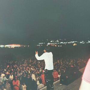 Érika Villalobos Instagram - A nuestros queridos fans y amigos,

Hace 25 años comenzamos un viaje increíble juntos, lleno de pasión y fuego, y hoy queremos agradecerles desde lo más profundo de nuestros corazones. La energía y el cariño que nos han brindado a lo largo de estos años han sido la chispa que ha permitido este sueño.

El concierto del 23 de noviembre es más que una celebración, es un cierre de ciclo, una página de nuestra historia que escribimos juntos. Lo hacemos por nosotros pero también por ustedes, por esa pasión compartida que nos une y nos impulsa a seguir adelante. Así que prepárense, porque esta noche será para recordar.

Estas fotos son el testimonio de una conexión que trasciende el tiempo. Gracias por estar con nosotros en este viaje. ¡Nos vemos en el concierto  del 23 de noviembre en el Anfiteatro del Parque de la Exposición para celebrar! 🎉🎶💃🕺 #TBO25Años #ModoTorbellino❤️🔥 
@danielasarfati @gabocalvom @marcozunino_of @fcayo @barbaracayo @funkybroster @villaloboserika