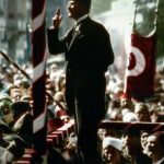 Öykü Serter Instagram – Ey bugünümüzü sağlayan Ulu Atatürk♥️
“Umutsuz durumlar yoktur. Umutsuz insanlar vardır. Ben hiçbir zaman umudumu yitirmedim.”
Atamın izinden giden evlatları olarak umut yitirme hakkına sahip değiliz. 
100.yılımız herhalde diri tutulan umudu ve bir o kadar da öfkesiyle hafızamıza kazınacak. 
Doğadan feyz alarak, yaprağını döken ağaçlar gibi, nabzını düşürüp, kendini yaşam yeniden mümkün olduğunda hayata döndüren canlılar gibi..Bugün belki böyle buruk ama yarın taze bir nefes gibi…Kendimizi al bayrağın kırmızısına, ay ve yıldızın ışığına bürüyüp günlerce kutlayacağımız, hürriyet şarkılarımızı söyleyeceğimiz bayramlara hazırlanıyoruz. Sabırla, inatla, umutla…
Unutmayın bu mahzun yüzünüzü, kırgın kalbinizi, içinizde ezilip kalan coşkunuzu…
Hatırlayın hayretlerle küstürüldüğünüzü ve bugünkü mahcubiyetimizi…
Şanlı şerefli zaferlerimizin haklı gururunu haykıracağımız günlerimiz var bizim…
Kucaklaşan bir millete özlemimiz var bizim…
Cumhuriyet; kökleri sağlam, nice asırlar boyunca göğe yükselip serpilip açılacak, asırlık bir çınar…
Bize bu çınarı, Cumhuriyetimizi armağan eden başta Ulu Önderimiz, 
Başkumandan Gazi Mustafa Kemal Atatürk’ün ve kanıyla canıyla vatanı savunan bu toprakların evlatlarının, adsız kahramanlarının, silah arkadaşlarının, yoldaşlarının ruhu şâd olsun. 
100.yılımız kutlu olsun. 
Cumhuriyetimiz kutlu olsun. 
Atamı bu topraklara bahşeden Rabbime şükürler olsun. 
Vatan sağ, Cumhuriyetimiz ilelebet payidar olsun. 
Ne Mutlu Türküm Diyene!🇹🇷
Sonsuza dek laik ve bağımsız 
Kimsesizlerin kimsesi 
Yaşasın hürriyet 
YAŞASIN CUMHURİYET! 
♥️🇹🇷♥️🇹🇷♥️🇹🇷♥️🇹🇷
