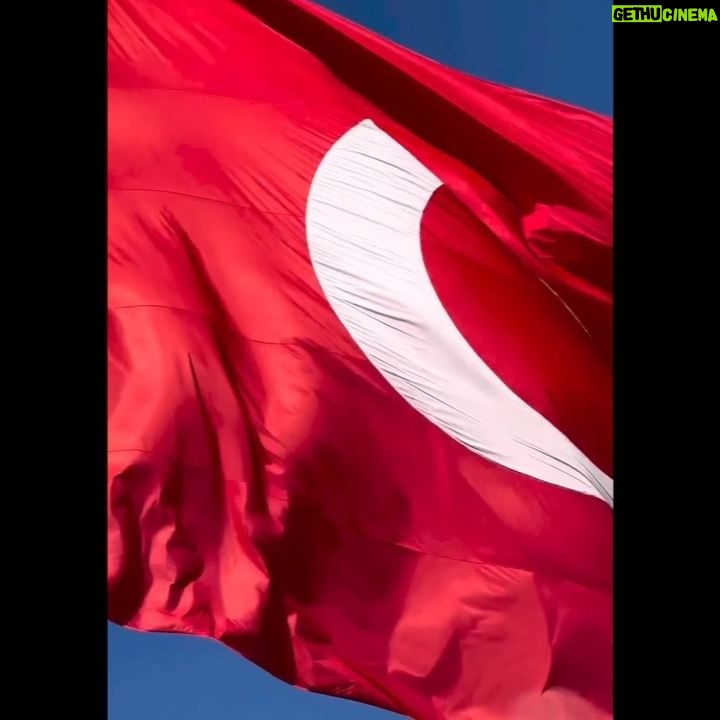 Öykü Serter - 7.2K Likes - Ey bugünümüzü sağlayan Ulu Atatürk♥️
“Umutsuz durumlar yoktur. Umutsuz insanlar vardır. Ben hiçbir zaman umudumu yitirmedim.”
Atamın izinden giden evlatları olarak umut yitirme hakkına sahip değiliz.
100.yılımız herhalde diri tutulan umudu ve bir o kadar da öfkesiyle hafızamıza kazınacak.
Doğadan feyz alarak, yaprağını döken ağaçlar gibi, nabzını düşürüp, kendini yaşam yeniden mümkün olduğunda hayata döndüren canlılar gibi..Bugün belki böyle buruk ama yarın taze bir nefes gibi…Kendimizi al bayrağın kırmızısına, ay ve yıldızın ışığına bürüyüp günlerce kutlayacağımız, hürriyet şarkılarımızı söyleyeceğimiz bayramlara hazırlanıyoruz. Sabırla, inatla, umutla…
Unutmayın bu mahzun yüzünüzü, kırgın kalbinizi, içinizde ezilip kalan coşkunuzu…
Hatırlayın hayretlerle küstürüldüğünüzü ve bugünkü mahcubiyetimizi…
Şanlı şerefli zaferlerimizin haklı gururunu haykıracağımız günlerimiz var bizim…
Kucaklaşan bir millete özlemimiz var bizim…
Cumhuriyet; kökleri sağlam, nice asırlar boyunca göğe yükselip serpilip açılacak, asırlık bir çınar…
Bize bu çınarı, Cumhuriyetimizi armağan eden başta Ulu Önderimiz,
Başkumandan Gazi Mustafa Kemal Atatürk’ün ve kanıyla canıyla vatanı savunan bu toprakların evlatlarının, adsız kahramanlarının, silah arkadaşlarının, yoldaşlarının ruhu şâd olsun.
100.yılımız kutlu olsun.
Cumhuriyetimiz kutlu olsun.
Atamı bu topraklara bahşeden Rabbime şükürler olsun.
Vatan sağ, Cumhuriyetimiz ilelebet payidar olsun.
Ne Mutlu Türküm Diyene!🇹🇷
Sonsuza dek laik ve bağımsız
Kimsesizlerin kimsesi
Yaşasın hürriyet
YAŞASIN CUMHURİYET!
♥️🇹🇷♥️🇹🇷♥️🇹🇷♥️🇹🇷