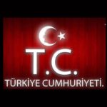 Öykü Serter Instagram – Ey bugünümüzü sağlayan Ulu Atatürk♥️
“Umutsuz durumlar yoktur. Umutsuz insanlar vardır. Ben hiçbir zaman umudumu yitirmedim.”
Atamın izinden giden evlatları olarak umut yitirme hakkına sahip değiliz. 
100.yılımız herhalde diri tutulan umudu ve bir o kadar da öfkesiyle hafızamıza kazınacak. 
Doğadan feyz alarak, yaprağını döken ağaçlar gibi, nabzını düşürüp, kendini yaşam yeniden mümkün olduğunda hayata döndüren canlılar gibi..Bugün belki böyle buruk ama yarın taze bir nefes gibi…Kendimizi al bayrağın kırmızısına, ay ve yıldızın ışığına bürüyüp günlerce kutlayacağımız, hürriyet şarkılarımızı söyleyeceğimiz bayramlara hazırlanıyoruz. Sabırla, inatla, umutla…
Unutmayın bu mahzun yüzünüzü, kırgın kalbinizi, içinizde ezilip kalan coşkunuzu…
Hatırlayın hayretlerle küstürüldüğünüzü ve bugünkü mahcubiyetimizi…
Şanlı şerefli zaferlerimizin haklı gururunu haykıracağımız günlerimiz var bizim…
Kucaklaşan bir millete özlemimiz var bizim…
Cumhuriyet; kökleri sağlam, nice asırlar boyunca göğe yükselip serpilip açılacak, asırlık bir çınar…
Bize bu çınarı, Cumhuriyetimizi armağan eden başta Ulu Önderimiz, 
Başkumandan Gazi Mustafa Kemal Atatürk’ün ve kanıyla canıyla vatanı savunan bu toprakların evlatlarının, adsız kahramanlarının, silah arkadaşlarının, yoldaşlarının ruhu şâd olsun. 
100.yılımız kutlu olsun. 
Cumhuriyetimiz kutlu olsun. 
Atamı bu topraklara bahşeden Rabbime şükürler olsun. 
Vatan sağ, Cumhuriyetimiz ilelebet payidar olsun. 
Ne Mutlu Türküm Diyene!🇹🇷
Sonsuza dek laik ve bağımsız 
Kimsesizlerin kimsesi 
Yaşasın hürriyet 
YAŞASIN CUMHURİYET! 
♥️🇹🇷♥️🇹🇷♥️🇹🇷♥️🇹🇷