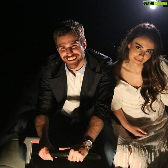 Özgü Kaya Instagram - Üç sezonluk hikayemizin sonuna geldik!🤍 Üç Kız Kardeş için 84 bölüm boyunca emek veren herkesin yüreğine sağlık!✨ Bu akşam son kez #ÜçKızKardeş 🕊️ @iclalaydin @iincigundogdu @edateksoz @aycayaykin @uckizkardestvdizisi @surecfilm @kanald