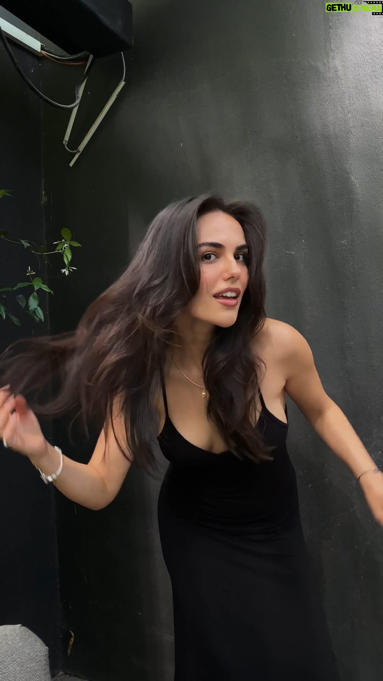 Özgü Kaya Instagram - 3 kız kardeş dizisinin başrol oyuncusu arkadaşım @kayaozgu yaz öncesi yorgun saçlarını #sakinleştiricibakım ile onardık rengini #glasshair cila ile doğallaştırdık ve #ghostcut yaptık. . . . #özgükaya Hayatını Güzelleştirmeye Saçlarından Başla! . . . #desertred #ahmetcobain #garagehairrepair #ahmetçoban #ghostcut #sombre #facelight #brushlights #transparanboya #garagehairrepairstudio #ombre #hayatınıgüzelleştirmeyesaçlarındanbaşla #espresso #kurşuni #aphrodite #eniyikuaför #thebesthairsstudio #besthairdresserinistanbul #brushlights #magictouch #makeover . #kayaozgu