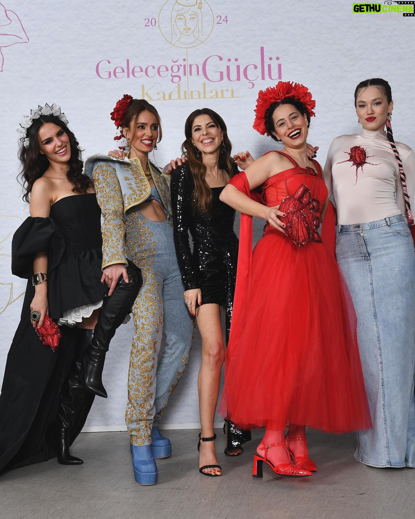 Özgü Kaya Instagram - 8 Mart❤️ Frida Kahlo’dan ilham alınarak @sudietuzofficial tasarımıyla, @aslibilge makyajımla, canımm @aydantas1 ın gerçekleştirdiği @gelecegin.guclukadinlari projesiyle harika kadınlarla çalıştım✨ Kendi potansiyelinin farkında, sınırlarını zorlayan, dokunduğu her yeri ve her şeyi güzelleştiren, geliştiren, ilham veren kadınlar iyi ki var :) Dünya emekçi kadınlar günümüz kutlu olsun🌹