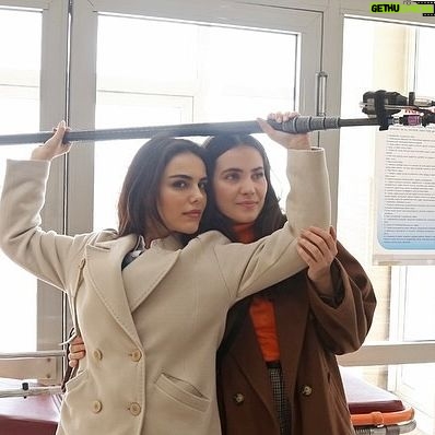 Özgü Kaya Instagram - Üç sezonluk hikayemizin sonuna geldik!🤍 Üç Kız Kardeş için 84 bölüm boyunca emek veren herkesin yüreğine sağlık!✨ Bu akşam son kez #ÜçKızKardeş 🕊️ @iclalaydin @iincigundogdu @edateksoz @aycayaykin @uckizkardestvdizisi @surecfilm @kanald