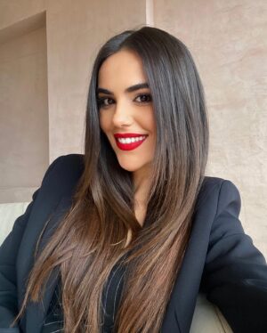 Özgü Kaya Instagram - black dress, red lipstick, with high heels… deadly combination❤️