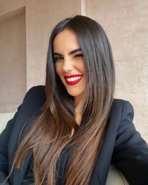 Özgü Kaya Instagram - black dress, red lipstick, with high heels… deadly combination❤️