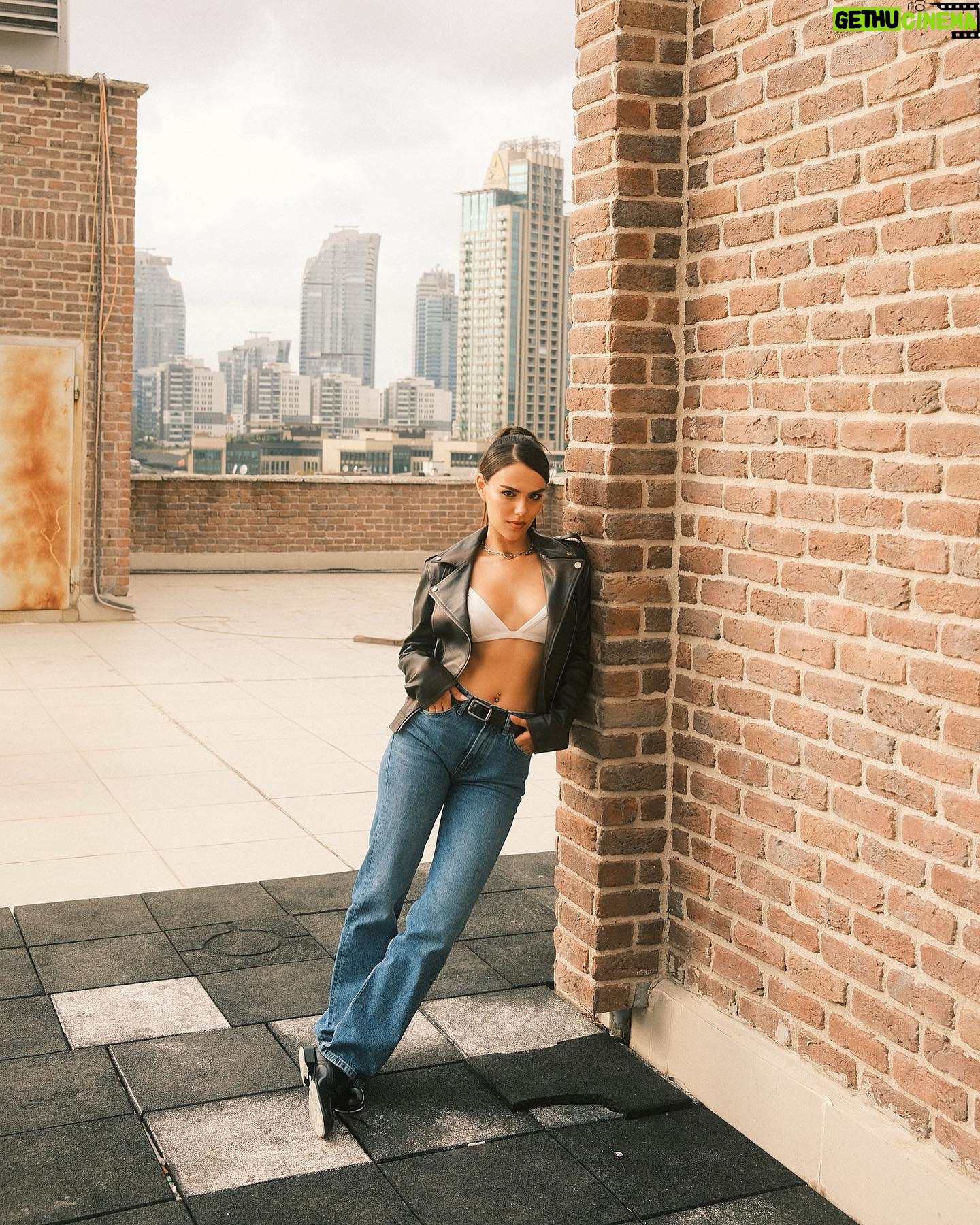 Özgü Kaya Instagram - rooftop in Ist’23 📸 @cihanalpgiray