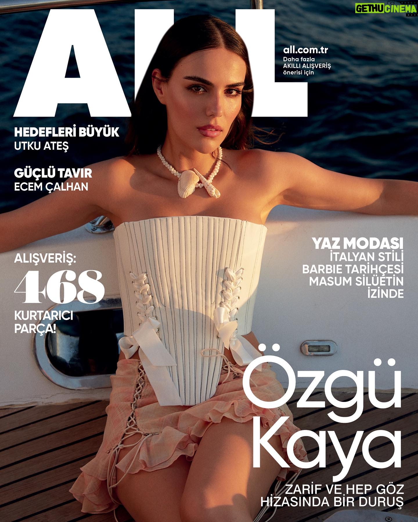 Özgü Kaya Instagram - Keşfin hazzını yaşıyor. Farkındalığını artırdığı hislerle düşlerini şekillendiriyor. Yelken açıyor, var olmak istediği limana doğru inanç duygusuyla harekete geçiyor. “Üç Kız Kardeş” dizisinin başrol oyuncusu Özgü Kaya, en doğal haliyle kendi serüvenini yaratıyor. @kayaozgu ALL Ağustos sayısı, çok yakında bayilerde ve dijital platformlarda! Yayın Direktörü: @meltemaydin_ofc Genel Yayın Yönetmeni ve Röportaj: @salihdevrim Fotoğraf: @biemre Moda Editörü: @billge Makyaj: @aslibilge Saç: @batuhansncr Video: @bbarisbal Moda editörü asistanı: @baristasd Makyaj asistanı: @belizar