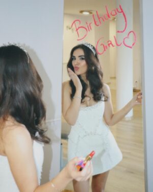 Özgü Kaya Instagram - yayyyyy🌟it’s my birthdayyyyy 👸🏻🤍🤍🤍✨✨✨