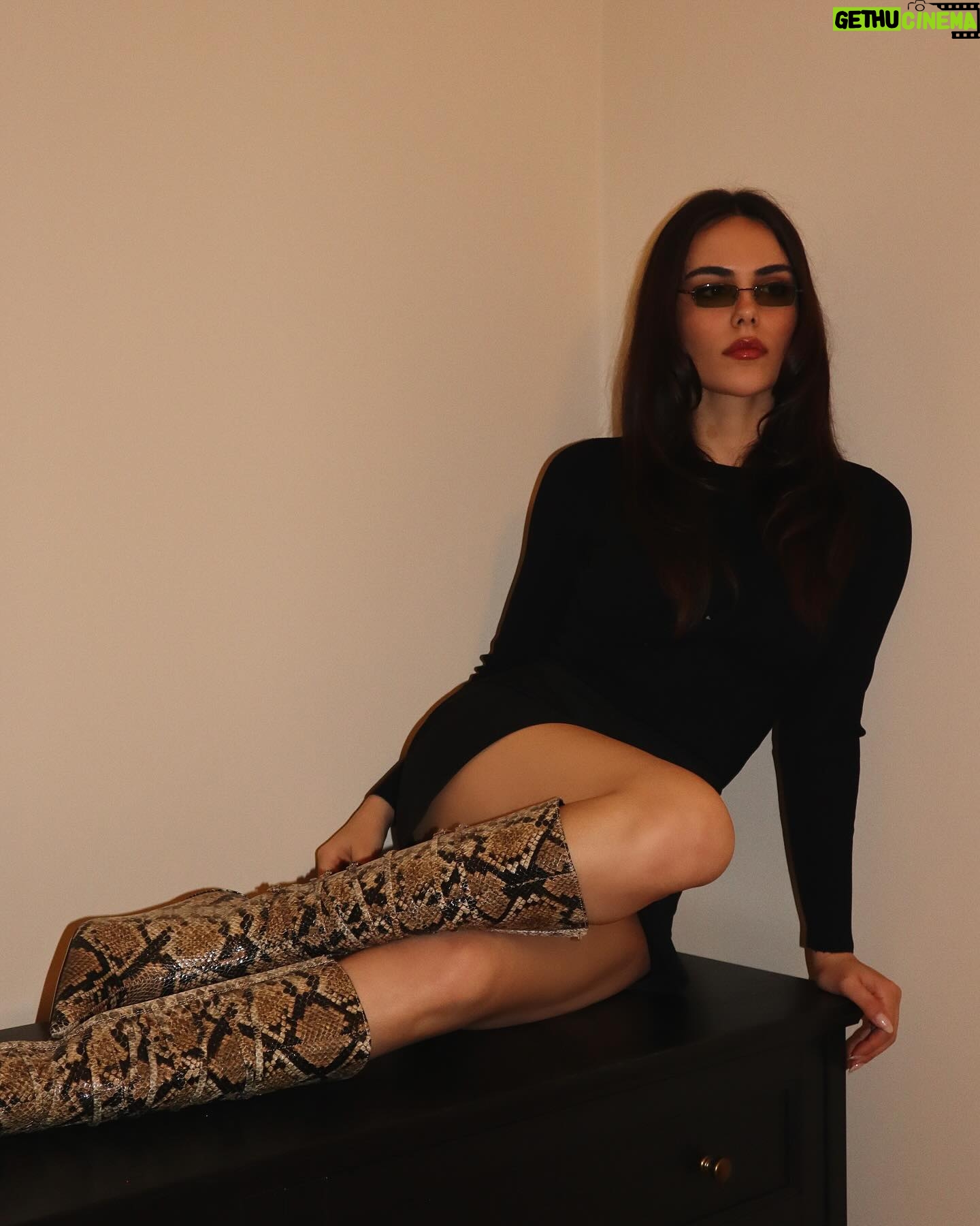 Özgü Kaya Instagram - the feel of my boots👢🐍🖤🖤🖤