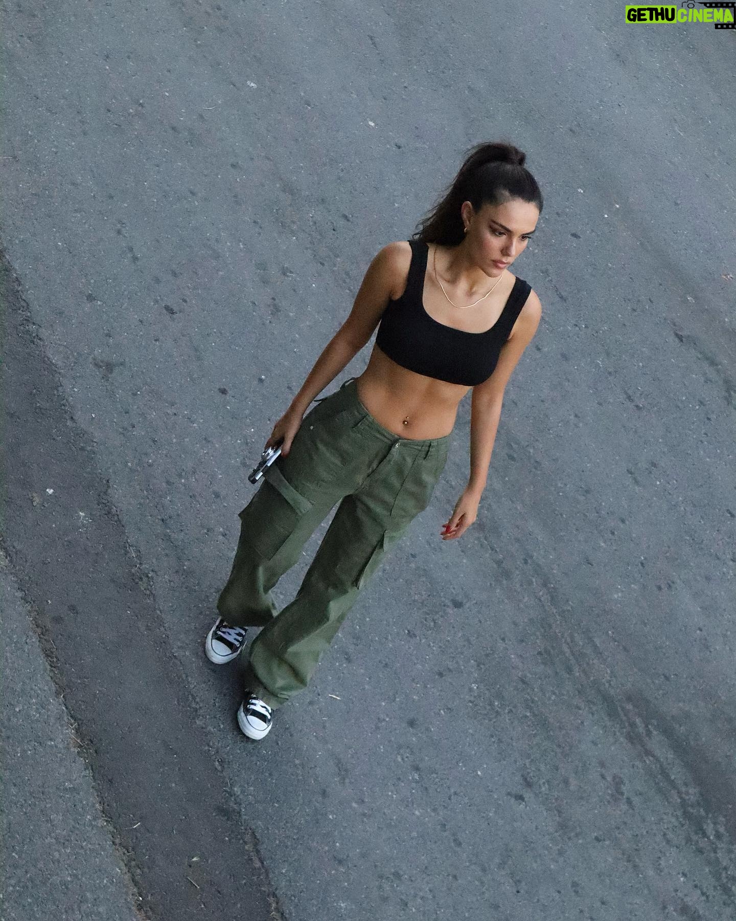 Özgü Kaya Instagram - savurur saclarini esen rüzgarla