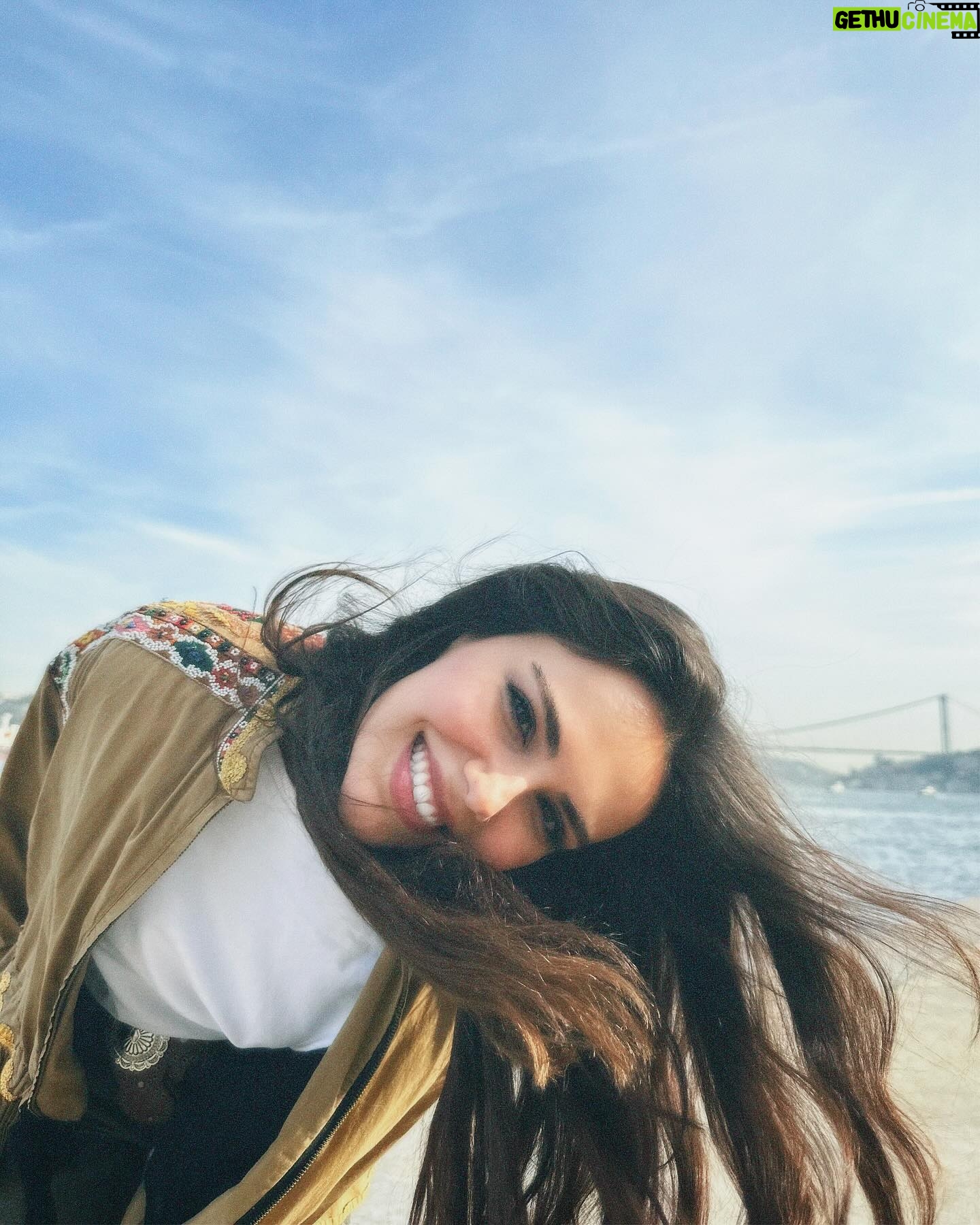 Özgü Kaya Instagram - favorite time of the day🩵