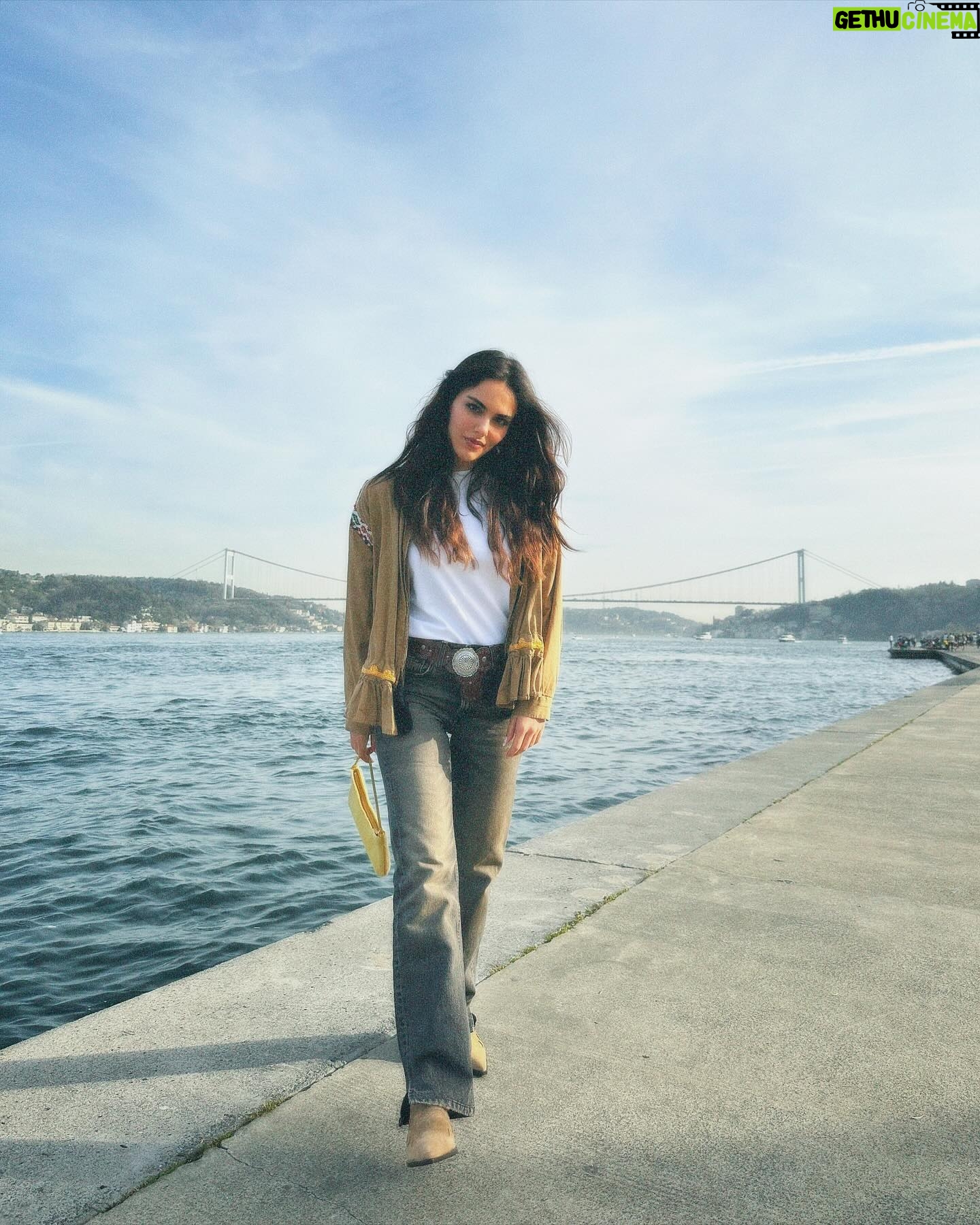 Özgü Kaya Instagram - favorite time of the day🩵
