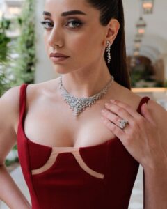 Özge Özaçar Instagram - Cannes, Campari, Cinema ♥️ @campariofficial #WeAreCinema #Cannes2024 Photographer @cihanalpgiray Stylist @cerenalist Hair and Make up @irinayanz.makeup Dress @salihbalta Jewellery @damiani @quadranluxurytimepieces @carltoncannes #ad