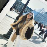 Özge Özaçar Instagram - Always, always a good idea. 🇫🇷